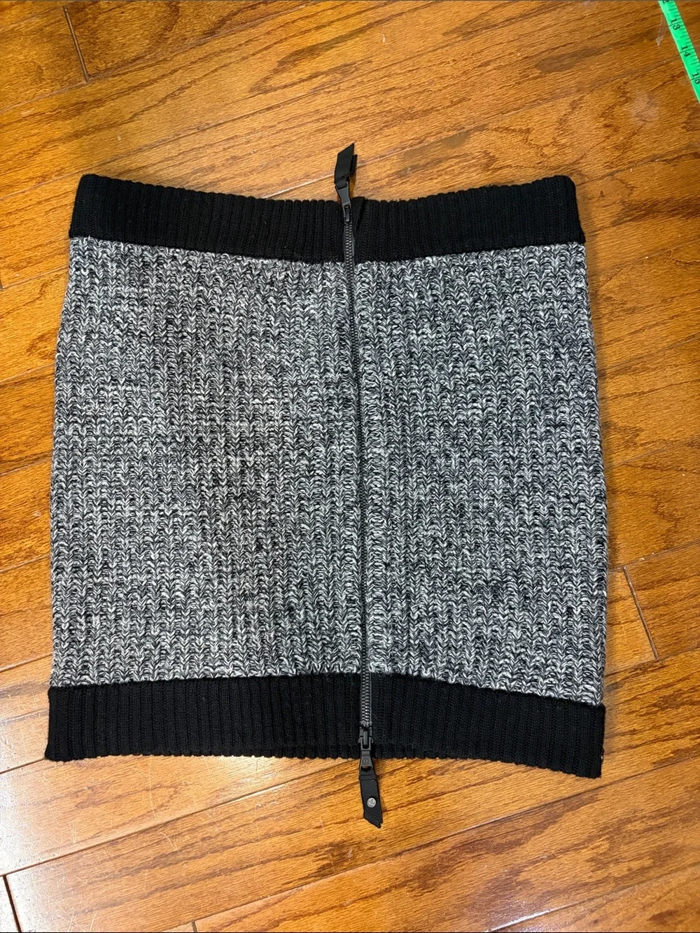 329. Lululemon Falling Freely Wool Neck Warmer Scarf White Black